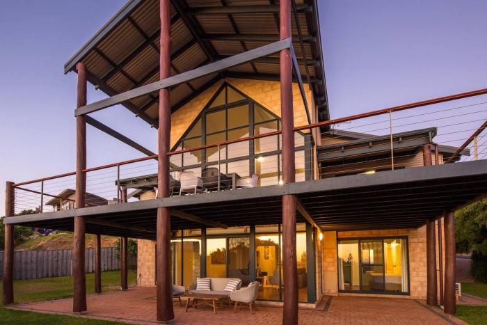 Bondys Beach House - Panoramic Beachside Living