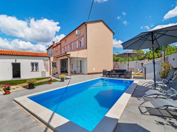 Holiday Home in Smoljanci with Private Pool