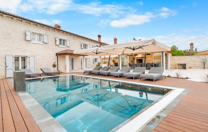 Awesome Home In Gajana