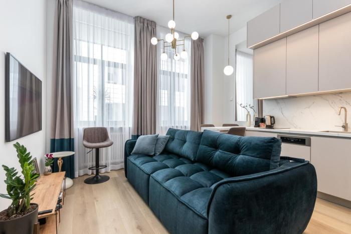 NEW! Quiet, Premium Design, Free Locked Parking, 5 min Old Town walk