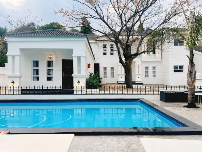 Vale Boutique 9bdr Villa with Outdoor Cinema,2 Jacuzzis & Event Hall