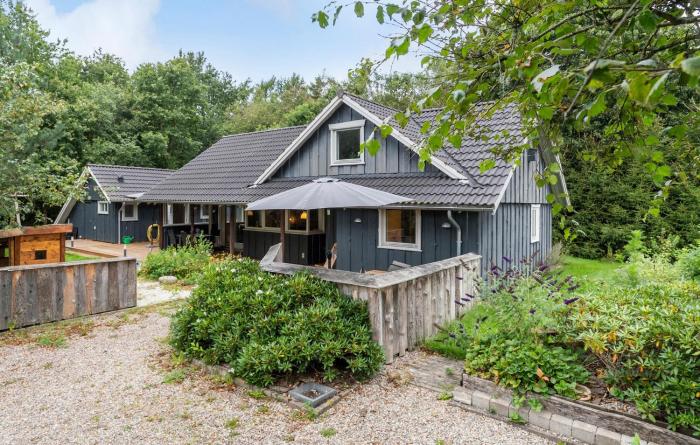 Three-Bedroom Holiday Home In Hovborg