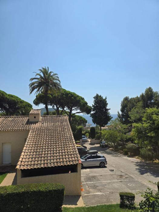 Charming air-conditioned studio with sea view