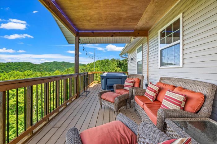 Wolfpack Retreat II- Hot Tub- Fishing Lake- Game Lounge- Home Theater