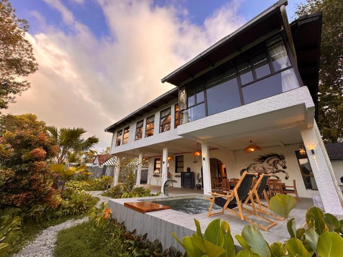 The White Horse, Private Pool, Sauna and Valley View