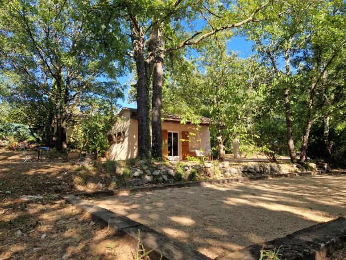 logement entier en pleine nature avec jardin terrasse tennis pétanque piscine
