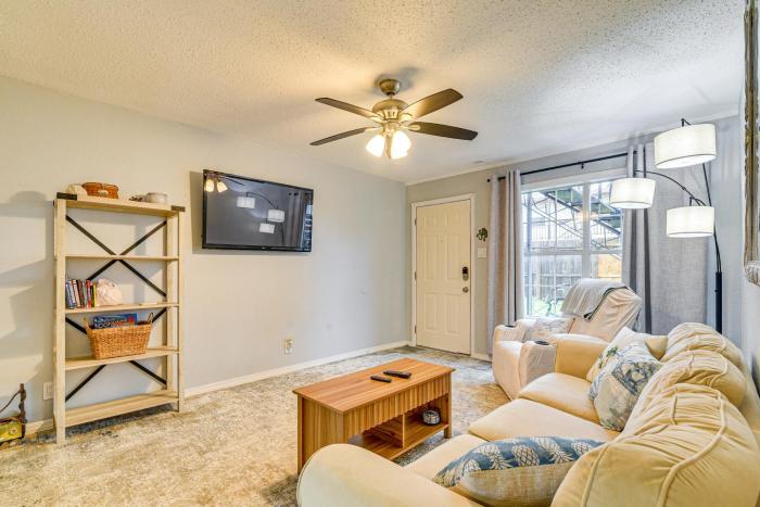 Walk to Beach and Pleasure Pier Galveston Getaway