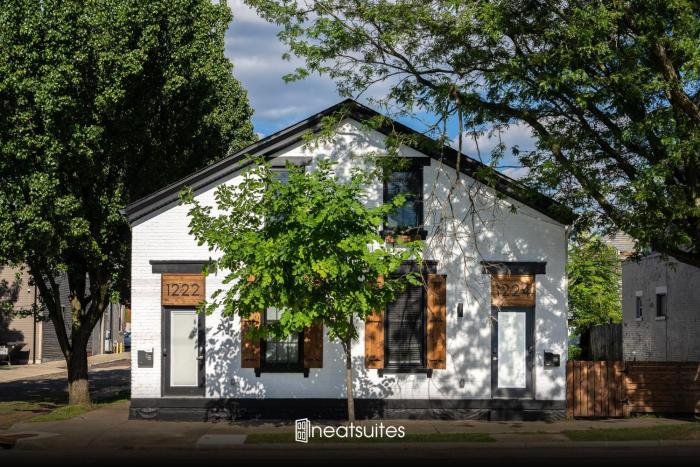 Two Condos for 14 Guests, 5 Bedrooms, Free Parking