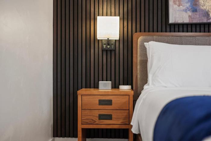 PFR Suites - Highland, 3BR 2BA Shadyside Condo, ADA, 2 Decks and Off-Street Parking