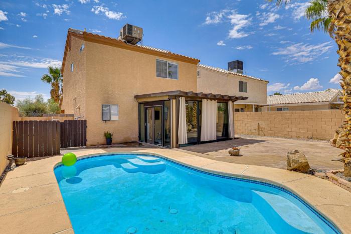 Near Shopping & Golf: Family Retreat in Las Vegas!