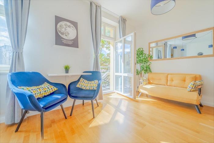 De Luxe Suite with balcony in Angelo Residence by Rentez