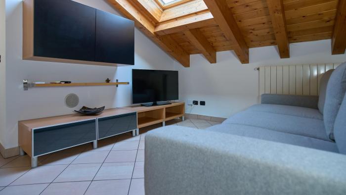 App 19 Elegante Mansarda con Terrazzo e Parcheggio