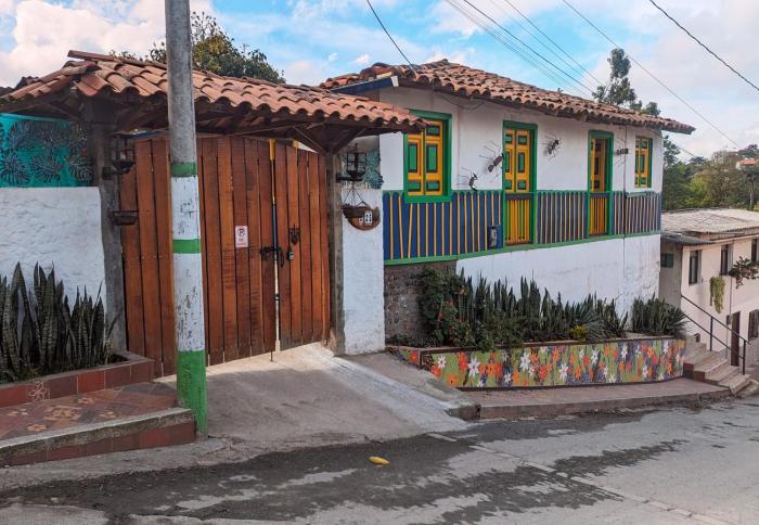 El Aguacate - Casa Tipica Cafetera Colombiana