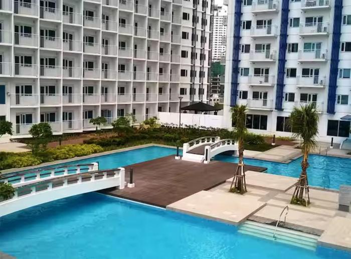 1 BR Makati JAZZ Condo WIFI Netflix Pool Balcony