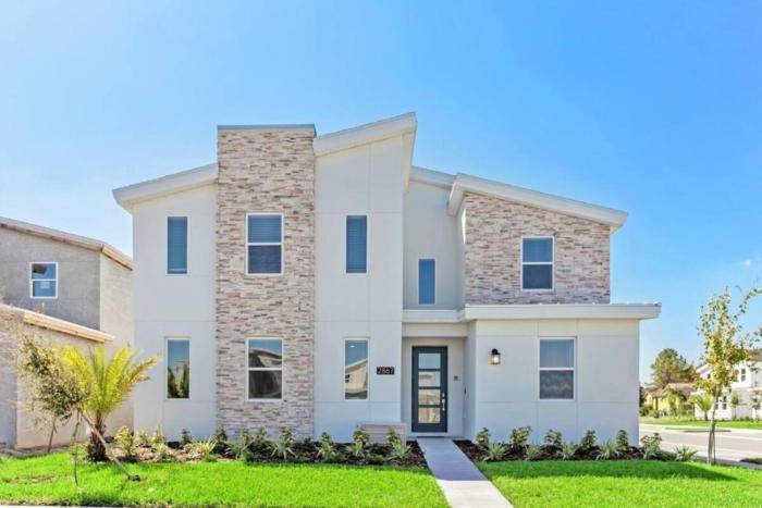 9 Bedrooms - 5 Bathrooms - Storey Lake 2867Sc