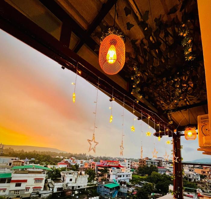 The Scenic Roofhouse by Amrove near Rajpur road