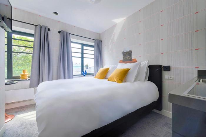 Freshly Renovated Stay w kitchen and bathroom