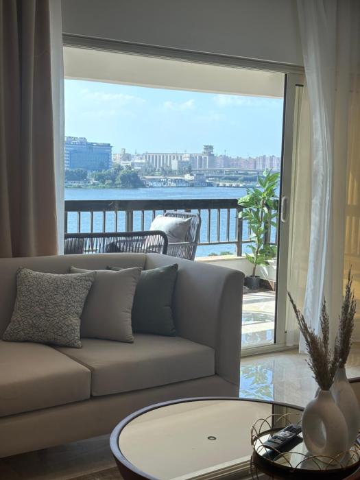 شقة على النيل مطله على ممشى اهل مصر