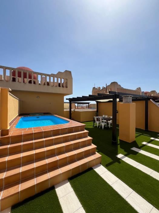Ático Mediterráneo con Piscina Privada