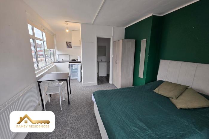 Southgate Studio with Garden and Parking