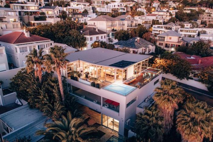 Penthouse 100m to the beach with pool & sauna