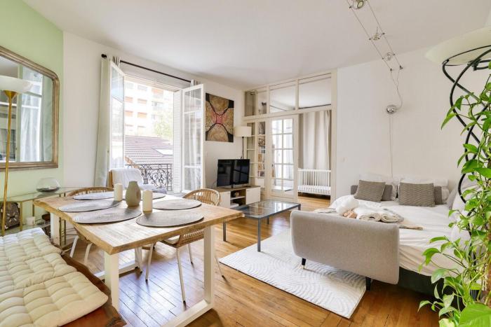 Lovely 2BR Flat with balcony - Eiffel Tower & Seine