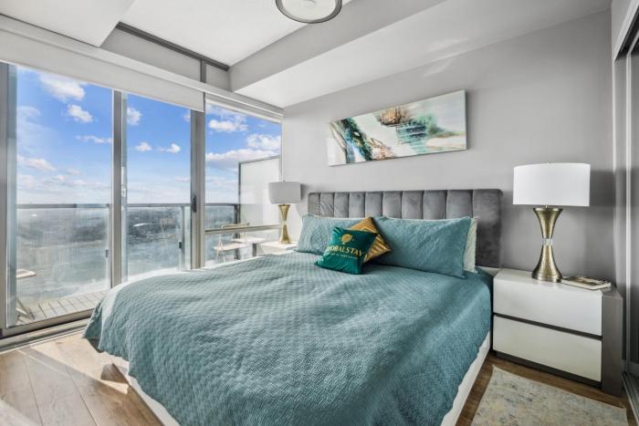 3 BR Enchanting Panoramas Lake Ontario w Balcony