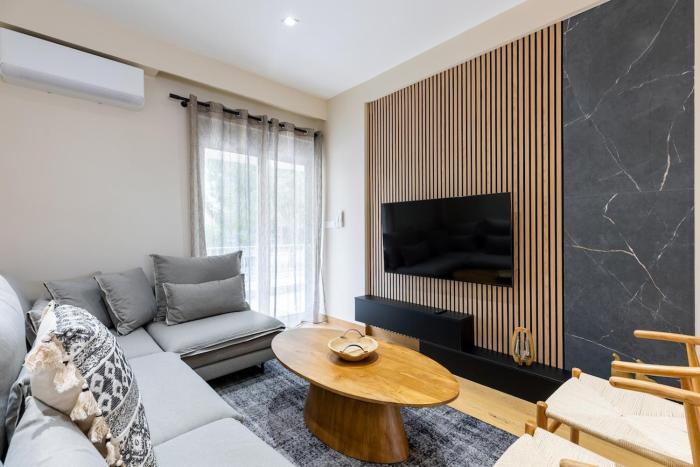 The Sea Breeze, Glyfada