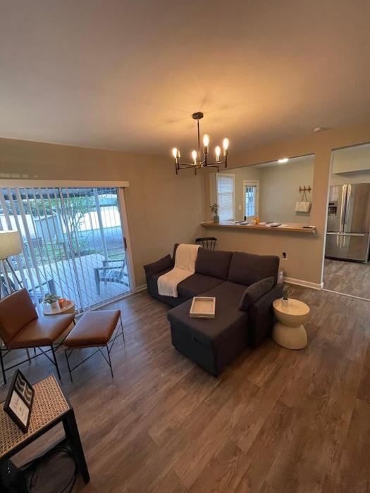 Modern Comfort Near Colleges Perfect Mid Term Stay