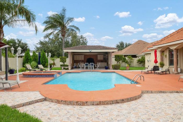 Valley Getaway! Pool House