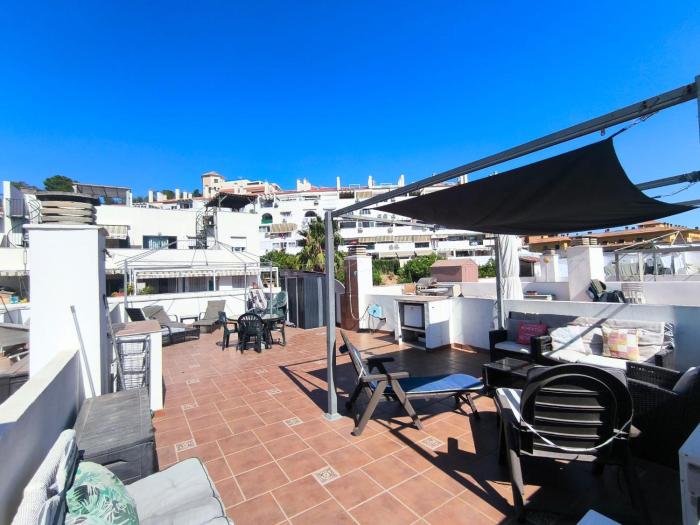 Modern 2 bedroom Penthouse with huge private roof top terrace,free parking and free WIFI