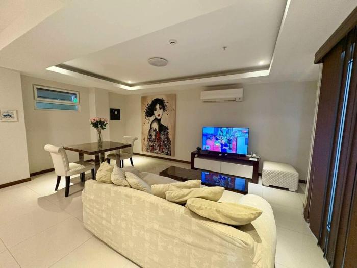 Sheryll Escapes - La Grande 608, classy 1BR balcony, WiFi, Netflix