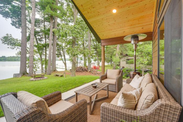 Boat Dock, BBQ and Fireside Fun Clam Lake Cabin