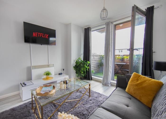 Birmingham City Centre Apartment with Balcony