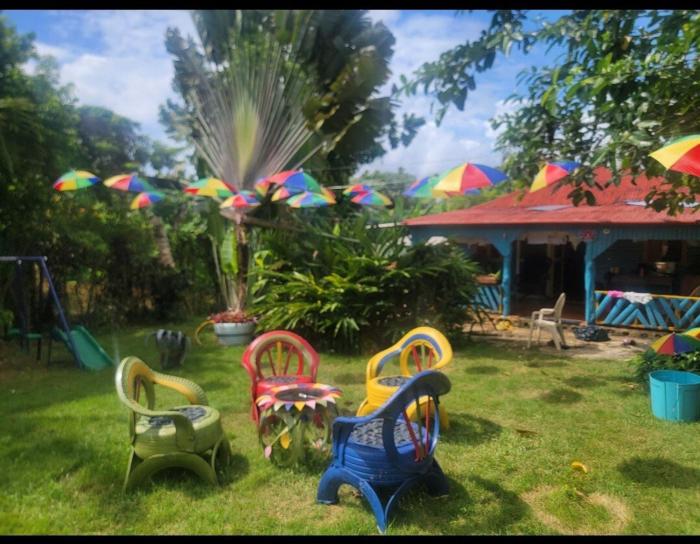 Las Amapolas, Saman typical houses