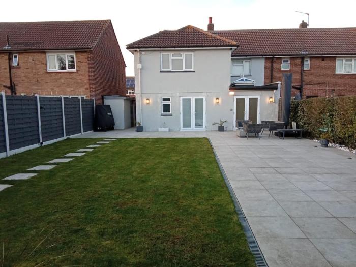 7 bed 3 bath M25 Long term Parking