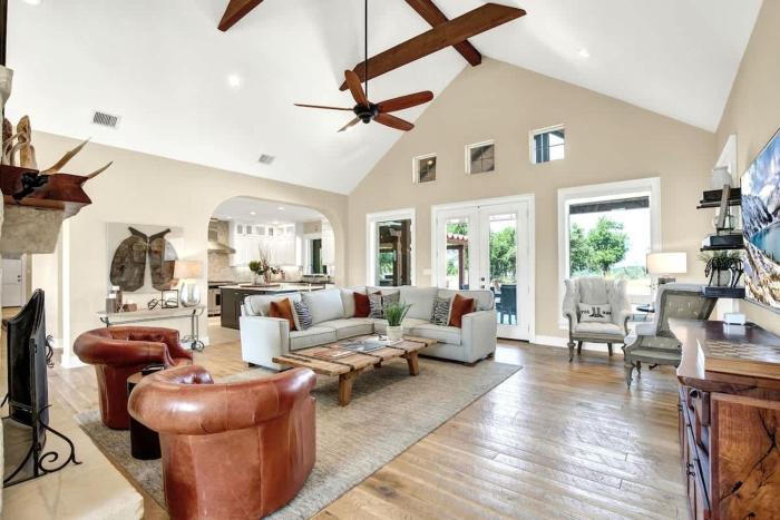 Luxury Homes! With a Pool-Jacuzzi-Outdoor Kitchen!