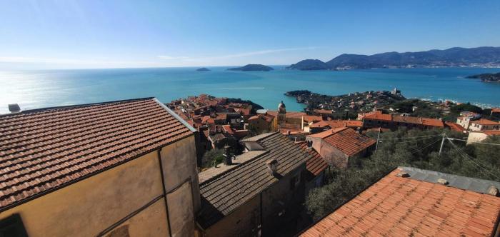 House with Pool, jacuzzi,garden and BBQ next seaside