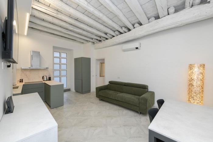 Lakefront and downtown within walking distance!