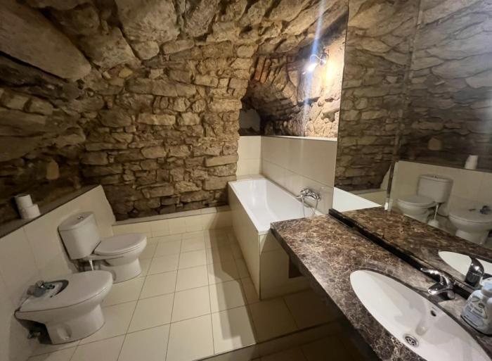 HOUSE of UKRAINE на площі Ринок з приватним БОМБОСХОВИЩЕМ