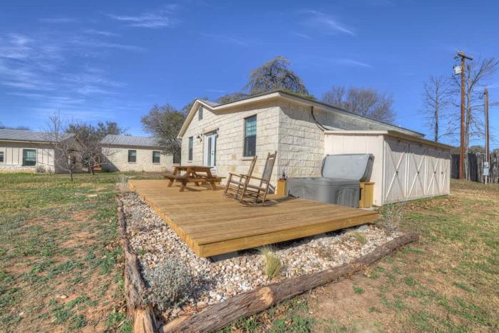 Olive St Ranch with HotTub-Grill and Party Barn