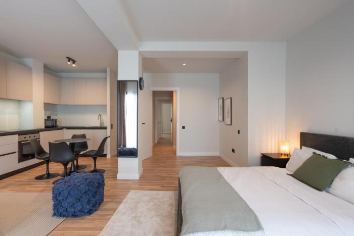 2BR Apartment, Access to Rooftop Retreat with Sauna & Jacuzzi