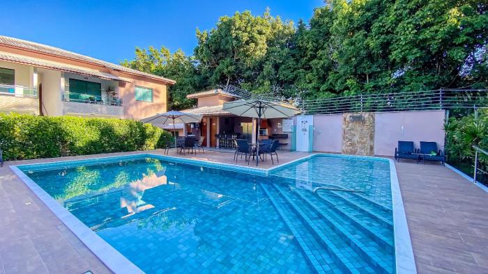 Apê Térreo com 3 quartos com ar condicionado, sala, cozinha completa e internet privativa, a poucos metros da Praia de Taperapuã. Residencial Antares, condomínio com piscina, 1 vaga de garagem e área gourmet