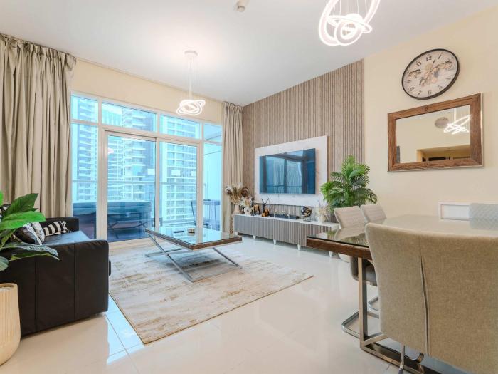 Heart of Dubai Marina - Sleeps 6 People - Minutes to JBR Walk, Private Hot Tub