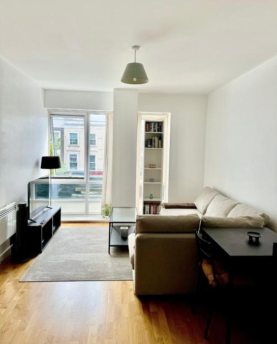 Beautiful modern 1 bedroom apart overlooking shops