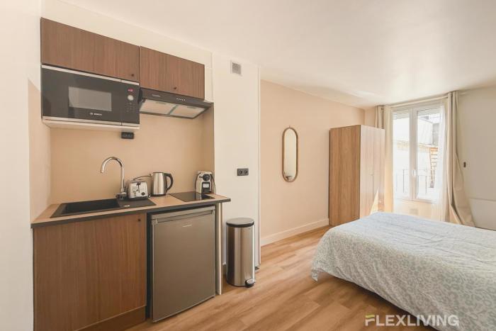 Charming 21m Studio in Paris 20 with shared terrace