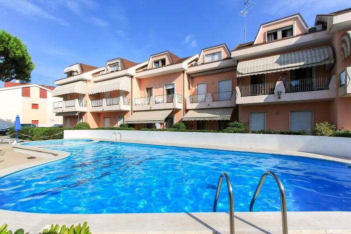 Pool, private garden and beach in the city center