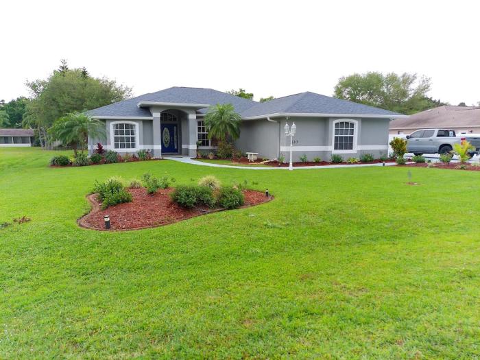 Villa Varona Resort, Heated Pool, Ping-Pong, Pool Table, Fire Pit and Pergola