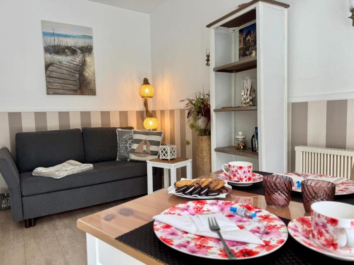 SOLund - Sonne im Herzen - ruhige und sonnige Ferienwohnung mit Terrasse und Garten nahe Strand und Ostsee