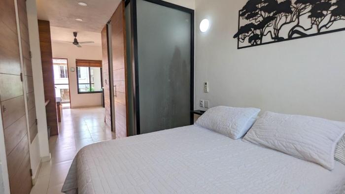 Cozy studio steps from the beach and downtown (3)